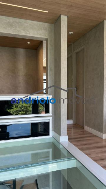 APARTAMENTO duplex de 50m², Perto de Shopping Center, Perto de escolas, Perto de transporte público, Perto de vias de acesso, Portaria 24h, apartamento mobiliado com sacada integrada a cozinha, armário de cozinha, armário embutido, 1 dormitório, 1 banheiro, sala, 1 vaga de garagem, ar condicionado, porta com senha eletrônica + fechadura tetra, geladeira com freezer, micro-ondas, forninho elétrico, cooktop 2 bocas, Filtro, tv de 65 polegadas novinha, Mesa em madeira com 4 cadeiras em madeira maciça, sofá cama novo sem uso, cortinas black out, tv de 42 polegadas no quarto, cama e colchão novos, ducha Deca, box em vidro. Area do condomínio: piscina, academia com aparelhos Life fitness, lavanderia coletiva, sauna, solariim e sala de yoga. Há serviço de arrumação todos os dias: louça lavada/ cama feita/ feita lixo/ varre o apto.( já está incluso no condomínio).