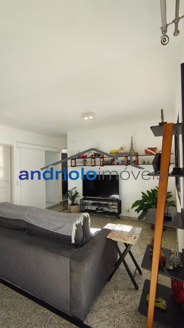 Excelente apartamento com 92,73 m² de área privativa e 53,41 m² de área comum, projetado para oferecer conforto, praticidade e qualidade de vida.

O imóvel conta com:

2 suítes;
2 salas amplas e bem iluminadas;
Varanda;
Sol da manhã em todo o apartamento;
1 vaga de garagem;
1 depósito privativo.

O condomínio oferece uma infraestrutura completa, com:

Piscina;
Salão de festas;
Academia.

Localizado em uma região privilegiada, o apartamento está próximo a comércios, restaurantes, supermercados e diversos serviços, proporcionando praticidade para o dia a dia e excelente mobilidade.

Uma ótima oportunidade para quem busca conforto, segurança e uma localização estratégica. Agende sua visita e venha conhecer este excelente imóvel!