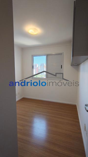  Apartamento residencial com 121m², localizado na Rua Carreiro de Pedra, nº 111, em condomínio completo e com excelente infraestrutura. O imóvel conta com 3 dormitórios, sendo 1 suíte, 3 banheiros, lavabo, 2 salas amplas, cozinha com armários, área de serviço. Possui armários embutidos, closet e um agradável terraço gourmet com churrasqueira.Ar condicionado na suite e sala.

O condomínio oferece lazer e segurança, com portaria, segurança patrimonial, piscina, academia, salão de festas, salão de jogos, sauna, playground e quadra poliesportiva. Conta ainda com gerador e 2 vagas de garagem cobertas rotativas.

Localização privilegiada, próxima a comércios, escolas, transporte público e principais vias de acesso, proporcionando praticidade e qualidade de vida.