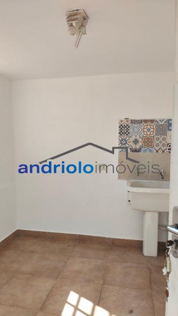 Excelente casa residencial terrea com 109 m² de área construída, ideal para quem busca conforto, praticidade e ambientes bem distribuídos.
O imóvel conta com 2 suítes, além de lavabo, 2 salas amplas, sendo uma de estar e outra de jantar, e uma aconchegante lareira, perfeita para os dias mais frios.
A cozinha possui armários planejados, e os dormitórios contam com armários embutidos, oferecendo excelente aproveitamento dos espaços. A casa dispõe ainda de área de serviço, entrada de serviço independente, edícula e um agradável quintal com churrasqueira e fogão e forno a lenha, ideal para reunir familiares e amigos.
Comporta 2 vagas de garagem cobertas.
Localização privilegiada, com fácil acesso às principais vias da região e próximo ao transporte público.
