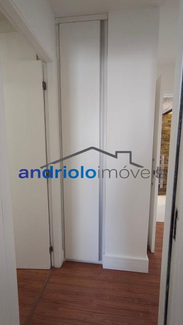 Apartamento residencial de alto padrão com 154m², localizado na Rua Carreiro de Pedra, nº 111. O imóvel conta com 3 suítes, 5 banheiros, 2 salas amplas, lavabo, cozinha planejada, área de serviço, escritório amplo e dependência com WC de empregada. Possui armários embutidos, closet, varanda e um agradável terraço gourmet com churrasqueira, ideal para receber.

O condomínio é completo e oferece infraestrutura de lazer e segurança, com portaria 24h, segurança patrimonial, piscina, academia, salão de festas, salão de jogos, sauna, playground e quadra poliesportiva. Conta ainda com elevador, gerador, interfone e garagem com 2 vagas cobertas.

Localização privilegiada, próxima a shoppings, escolas, transporte público e principais vias de acesso, facilitando o dia a dia. Região valorizada e com ampla oferta de comércios e serviços. 