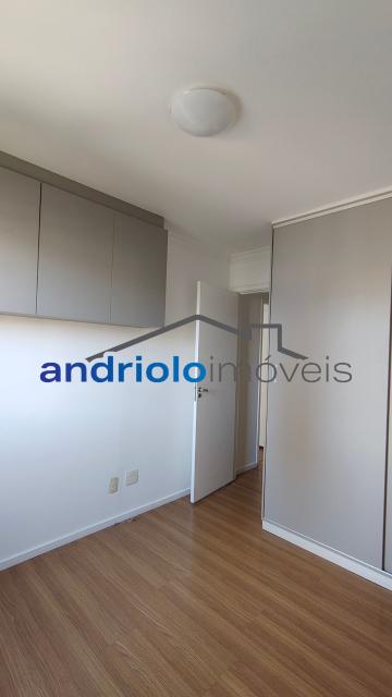  Apartamento residencial com 121m², localizado na Rua Carreiro de Pedra, nº 111, em condomínio completo e com excelente infraestrutura. O imóvel conta com 3 dormitórios, sendo 1 suíte, 3 banheiros, lavabo, 2 salas amplas, cozinha com armários, área de serviço. Possui armários embutidos, closet e um agradável terraço gourmet com churrasqueira.Ar condicionado na suite e sala.

O condomínio oferece lazer e segurança, com portaria, segurança patrimonial, piscina, academia, salão de festas, salão de jogos, sauna, playground e quadra poliesportiva. Conta ainda com gerador e 2 vagas de garagem cobertas rotativas.

Localização privilegiada, próxima a comércios, escolas, transporte público e principais vias de acesso, proporcionando praticidade e qualidade de vida.