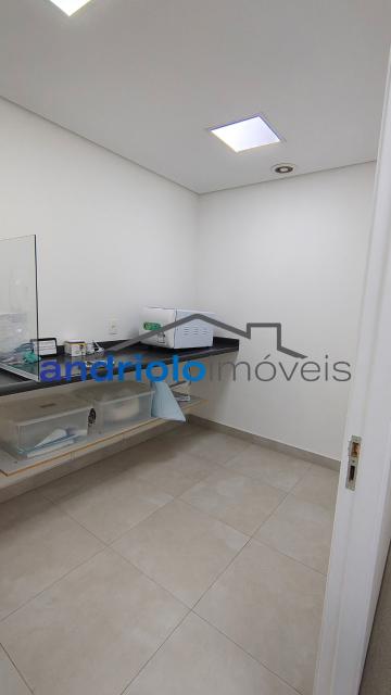 Excelente imóvel comercial, ideal para escritórios, clínicas, consultórios, empresas, escolas, cursos ou outros segmentos que necessitem de vários ambientes e ótima estrutura.
PISO TÉRREO:
Ampla recepção;
3 salas;
Banheiros;
2 copas;
1 sala ampla;
Quintal;
Entrada lateral;
Entrada de serviço independente.
ANDAR SUPERIOR:
3 salas com pias, ideais para consultórios, salas de atendimento ou atividades que necessitem de ponto de água;
Banheiro feminino;
Banheiro masculino;
Mais 7 salas, proporcionando diversas possibilidades de utilização.

DIFERENCIAIS:
3 vagas de garagem;
estrutura de Ar-condicionado;
Copa e cozinha;
Escritório;
Interfone;
Entrada lateral;
Entrada de serviço independente;
Quintal;
Próximo a transporte público.
Um imóvel com excelente estrutura e grande versatilidade, pronto para atender diferentes tipos de atividades comerciais.

Entre em contato para mais informações e agende uma visita!