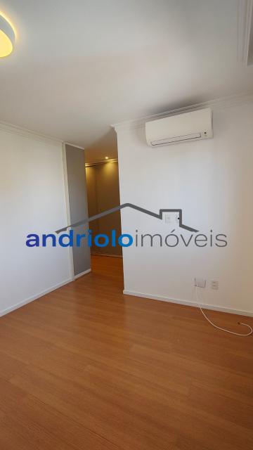  Apartamento residencial com 121m², localizado na Rua Carreiro de Pedra, nº 111, em condomínio completo e com excelente infraestrutura. O imóvel conta com 3 dormitórios, sendo 1 suíte, 3 banheiros, lavabo, 2 salas amplas, cozinha com armários, área de serviço. Possui armários embutidos, closet e um agradável terraço gourmet com churrasqueira.Ar condicionado na suite e sala.

O condomínio oferece lazer e segurança, com portaria, segurança patrimonial, piscina, academia, salão de festas, salão de jogos, sauna, playground e quadra poliesportiva. Conta ainda com gerador e 2 vagas de garagem cobertas rotativas.

Localização privilegiada, próxima a comércios, escolas, transporte público e principais vias de acesso, proporcionando praticidade e qualidade de vida.