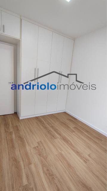 Este amplo apartamento residencial de 110m² oferece uma planta bem distribuída e ambientes aconchegantes, ideal para quem busca morar em um condomínio completo.
3 dormitórios, sendo 1 suíte
2 salas amplas (estar e jantar)
Varanda gourmet com churrasqueira a carvão
Cozinha com armários planejados
Área de serviço
Dependência de empregada com WC
Lavabo
Armários embutidos
4 banheiros no total
2 vagas de garagem cobertas + depósito no subsolo

Estrutura do condomínio:

Condomínio fechado com portaria 24h e segurança patrimonial
Piscina
Academia (sala de ginástica)
Quadra poliesportiva
Pista de cooper
Salão de festas
Salão de jogos
Sauna
Localização privilegiada:

Próximo a escolas e comercios