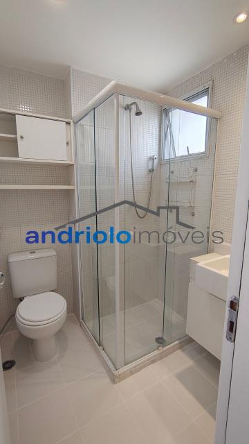 Apartamento residencial de alto padrão com 154m², localizado na Rua Carreiro de Pedra, nº 111. O imóvel conta com 3 suítes, 5 banheiros, 2 salas amplas, lavabo, cozinha planejada, área de serviço, escritório amplo e dependência com WC de empregada. Possui armários embutidos, closet, varanda e um agradável terraço gourmet com churrasqueira, ideal para receber.

O condomínio é completo e oferece infraestrutura de lazer e segurança, com portaria 24h, segurança patrimonial, piscina, academia, salão de festas, salão de jogos, sauna, playground e quadra poliesportiva. Conta ainda com elevador, gerador, interfone e garagem com 2 vagas cobertas.

Localização privilegiada, próxima a shoppings, escolas, transporte público e principais vias de acesso, facilitando o dia a dia. Região valorizada e com ampla oferta de comércios e serviços. 