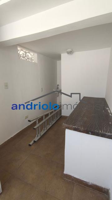 Excelente casa residencial terrea com 109 m² de área construída, ideal para quem busca conforto, praticidade e ambientes bem distribuídos.
O imóvel conta com 2 suítes, além de lavabo, 2 salas amplas, sendo uma de estar e outra de jantar, e uma aconchegante lareira, perfeita para os dias mais frios.
A cozinha possui armários planejados, e os dormitórios contam com armários embutidos, oferecendo excelente aproveitamento dos espaços. A casa dispõe ainda de área de serviço, entrada de serviço independente, edícula e um agradável quintal com churrasqueira e fogão e forno a lenha, ideal para reunir familiares e amigos.
Comporta 2 vagas de garagem cobertas.
Localização privilegiada, com fácil acesso às principais vias da região e próximo ao transporte público.
