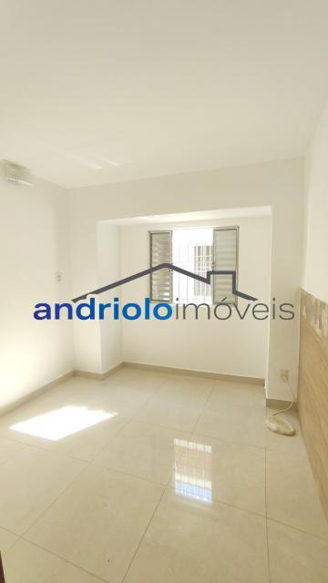 Excelente casa residencial terrea com 109 m² de área construída, ideal para quem busca conforto, praticidade e ambientes bem distribuídos.
O imóvel conta com 2 suítes, além de lavabo, 2 salas amplas, sendo uma de estar e outra de jantar, e uma aconchegante lareira, perfeita para os dias mais frios.
A cozinha possui armários planejados, e os dormitórios contam com armários embutidos, oferecendo excelente aproveitamento dos espaços. A casa dispõe ainda de área de serviço, entrada de serviço independente, edícula e um agradável quintal com churrasqueira e fogão e forno a lenha, ideal para reunir familiares e amigos.
Comporta 2 vagas de garagem cobertas.
Localização privilegiada, com fácil acesso às principais vias da região e próximo ao transporte público.
