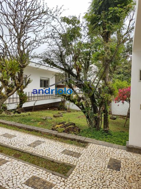Localizada na Rua Vicente Leporace, esta ampla residência de 578m² oferece conforto e espaço ao ar livre repleto de verde. O imóvel conta com 5 dormitórios, sendo 2 suítes, além de 2 banheiros adicionais. Possui 3 salas espaçosas, uma sala de jantar e um escritório. A casa inclui uma área de serviço, armários embutidos e de cozinha, closet, despensa e uma entrada de serviço independente. Há também um dormitório de empregada e uma edícula.

No exterior, você encontrará um belo jardim e 4 vagas de garagem cobertas. O imóvel é equipado com ar condicionado e lavabo. Aceita financiamento e FGTS. Para mais informações e agendamento de visita, entre em contato conosco!