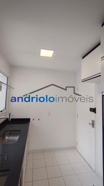  Apartamento residencial com 121m², localizado na Rua Carreiro de Pedra, nº 111, em condomínio completo e com excelente infraestrutura. O imóvel conta com 3 dormitórios, sendo 1 suíte, 3 banheiros, lavabo, 2 salas amplas, cozinha com armários, área de serviço. Possui armários embutidos, closet e um agradável terraço gourmet com churrasqueira.Ar condicionado na suite e sala.

O condomínio oferece lazer e segurança, com portaria, segurança patrimonial, piscina, academia, salão de festas, salão de jogos, sauna, playground e quadra poliesportiva. Conta ainda com gerador e 2 vagas de garagem cobertas rotativas.

Localização privilegiada, próxima a comércios, escolas, transporte público e principais vias de acesso, proporcionando praticidade e qualidade de vida.