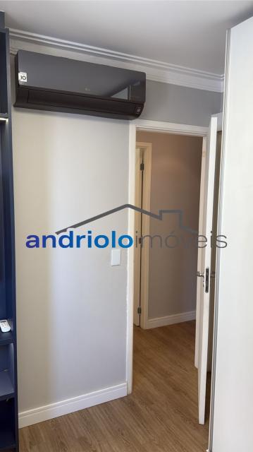 Excelente apartamento em condomínio fechado, com localização privilegiada, próximo a shopping centers, escolas e principais vias de acesso.

Destaques do imóvel:

2 dormitórios, sendo 2 suítes

3 banheiros

2 salas (estar e jantar)

Lavabo

Cozinha planejada com armários

Área de serviço

Varanda e terraço gourmet com churrasqueira

Closet e armários embutidos

Ar-condicionado

2 vagas cobertas de garagem (rotativas)

Sacada ampla e arejada

Lazer e infraestrutura do condomínio:

Piscina, sauna e salão de festas

Churrasqueira e espaço gourmet

Quadra poliesportiva, sala de ginástica e salão de jogos

Portaria 24h e segurança patrimonial

Elevador, gerador, interfone

Ambiente familiar e seguro

Condomínio com 23 andares e apenas 4 apartamentos por andar, garantindo privacidade e conforto.

Agende sua visita e venha conhecer seu novo lar!