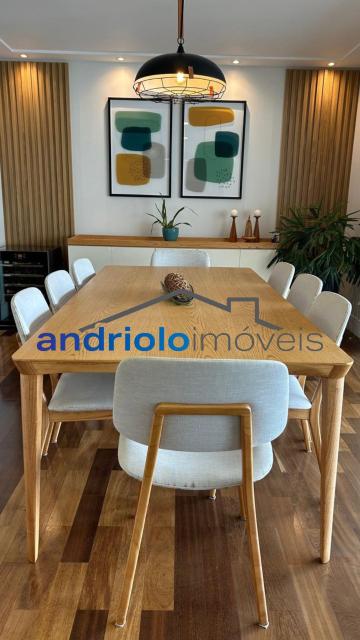 Apartamento à venda com 121m², localizado na Rua Carreiro de Pedra, nº 111, em condomínio fechado com excelente infraestrutura e segurança.

O imóvel conta com 3 dormitórios, sendo 1 suíte, 4 banheiros, lavabo, 2 salas amplas, cozinha com armários, área de serviço, escritório e ar-condicionado. Possui armários embutidos, varanda, sacada e um excelente terraço gourmet com churrasqueira, ideal para receber amigos e família.

O condomínio oferece lazer completo, com portaria 24h, segurança patrimonial, piscina, academia, salão de festas, salão de jogos, sauna, playground e quadra poliesportiva. Torre com 23 andares, sendo 4 unidades por andar. Conta ainda com 2 vagas de garagem cobertas.

Localização privilegiada, próxima a shoppings, escolas, transporte público e principais vias de acesso, proporcionando comodidade e fácil deslocamento.

Aceita financiamento e uso de FGTS.