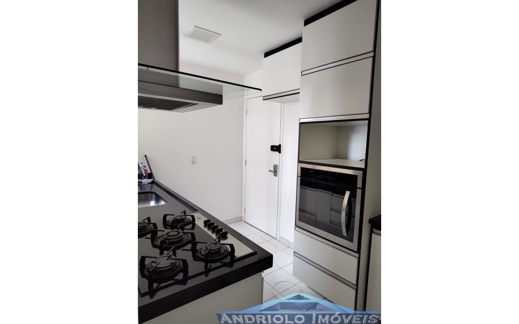  Apartamento residencial com 121m², localizado na Rua Carreiro de Pedra, nº 111, em condomínio completo e com excelente infraestrutura. O imóvel conta com 3 dormitórios, sendo 1 suíte, 3 banheiros, lavabo, 2 salas amplas, cozinha com armários, área de serviço. Possui armários embutidos, closet e um agradável terraço gourmet com churrasqueira.

O condomínio oferece lazer e segurança, com portaria, segurança patrimonial, piscina, academia, salão de festas, salão de jogos, sauna, playground e quadra poliesportiva. Conta ainda com gerador e 2 vagas de garagem cobertas rotativas.

Localização privilegiada, próxima a comércios, escolas, transporte público e principais vias de acesso, proporcionando praticidade e qualidade de vida.