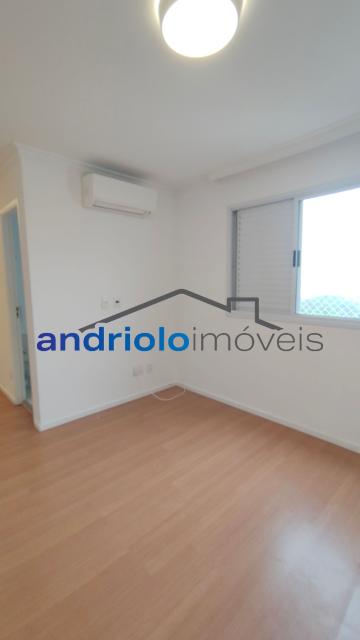 Apartamento residencial com 121m², localizado na Rua Carreiro de Pedra, nº 111, em condomínio completo e com excelente infraestrutura. O imóvel conta com 3 dormitórios, sendo 1 suíte, 3 banheiros, lavabo, 2 salas amplas, cozinha com armários, área de serviço. Possui armários embutidos, closet e um agradável terraço gourmet com churrasqueira.Ar condicionado na suite e sala.

O condomínio oferece lazer e segurança, com portaria, segurança patrimonial, piscina, academia, salão de festas, salão de jogos, sauna, playground e quadra poliesportiva. Conta ainda com gerador e 2 vagas de garagem cobertas rotativas.

Localização privilegiada, próxima a comércios, escolas, transporte público e principais vias de acesso, proporcionando praticidade e qualidade de vida.