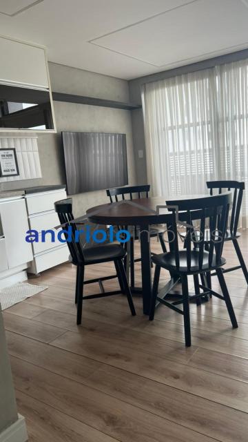 APARTAMENTO duplex de 50m², Perto de Shopping Center, Perto de escolas, Perto de transporte público, Perto de vias de acesso, Portaria 24h, apartamento mobiliado com sacada integrada a cozinha, armário de cozinha, armário embutido, 1 dormitório, 1 banheiro, sala, 1 vaga de garagem, ar condicionado, porta com senha eletrônica + fechadura tetra, geladeira com freezer, micro-ondas, forninho elétrico, cooktop 2 bocas, Filtro, tv de 65 polegadas novinha, Mesa em madeira com 4 cadeiras em madeira maciça, sofá cama novo sem uso, cortinas black out, tv de 42 polegadas no quarto, cama e colchão novos, ducha Deca, box em vidro. Area do condomínio: piscina, academia com aparelhos Life fitness, lavanderia coletiva, sauna, solariim e sala de yoga. Há serviço de arrumação todos os dias: louça lavada/ cama feita/ feita lixo/ varre o apto.( já está incluso no condomínio).