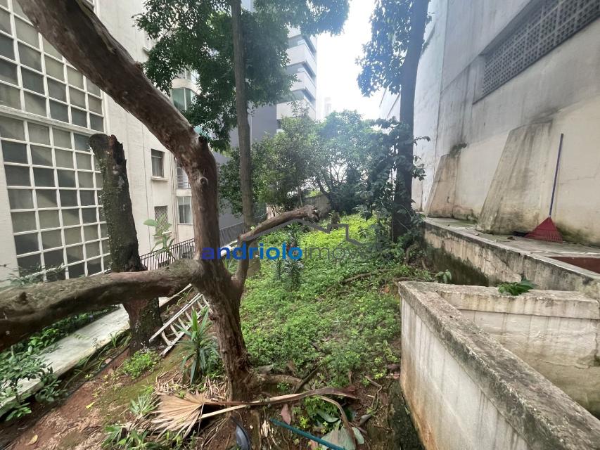 Apartamento de Charme Histórico no Condomínio Rampa do Túnel, um dos primeiros projetos Lindenberg, construído na década de 1950. Este condomínio clássico, composto por uma torre única com apenas 02 apartamentos por andar, oferece exclusividade e elegância em cada detalhe.
02 Dormitórios: Conforto e tranquilidade e bem iluminados.
02 Banheiros: Um dedicado a suíte e um banheiro social.
01 Suíte
Dependências para Funcionário: Quarto e banheiro.
Ampla Lavanderia: Espaço funcional e bem ventilado.
Ampla Cozinha: Perfeita para quem ama cozinhar.
Despensa: Armazenamento extra para sua comodidade.
Sala de Estar,
Biblioteca: Espaço dedicado à leitura e estudos.
Sala de Jantar.
Copa: Praticidade e conforto nas refeiçoes  diárias.
Este apartamento encontra-se em excelentes condições, com uma localização estratégica que oferece fácil acesso aos melhores pontos da cidade.
Principais Avenidas: Av. Paulista, Av. 9 de Julho. | Metrôs: Trianon, Consolação | Hospitais: Sírio Libanês, IGES