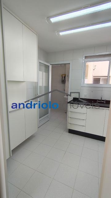 Este amplo apartamento residencial de 110m² oferece uma planta bem distribuída e ambientes aconchegantes, ideal para quem busca morar em um condomínio completo.
3 dormitórios, sendo 1 suíte
2 salas amplas (estar e jantar)
Varanda gourmet com churrasqueira a carvão
Cozinha com armários planejados
Área de serviço
Dependência de empregada com WC
Lavabo
Armários embutidos
4 banheiros no total
2 vagas de garagem cobertas + depósito no subsolo

Estrutura do condomínio:

Condomínio fechado com portaria 24h e segurança patrimonial
Piscina
Academia (sala de ginástica)
Quadra poliesportiva
Pista de cooper
Salão de festas
Salão de jogos
Sauna
Localização privilegiada:

Próximo a escolas e comercios