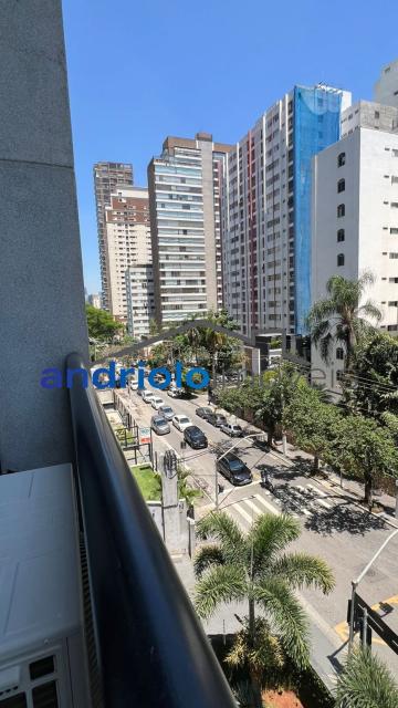 APARTAMENTO duplex de 50m², Perto de Shopping Center, Perto de escolas, Perto de transporte público, Perto de vias de acesso, Portaria 24h, apartamento mobiliado com sacada integrada a cozinha, armário de cozinha, armário embutido, 1 dormitório, 1 banheiro, sala, 1 vaga de garagem, ar condicionado, porta com senha eletrônica + fechadura tetra, geladeira com freezer, micro-ondas, forninho elétrico, cooktop 2 bocas, Filtro, tv de 65 polegadas novinha, Mesa em madeira com 4 cadeiras em madeira maciça, sofá cama novo sem uso, cortinas black out, tv de 42 polegadas no quarto, cama e colchão novos, ducha Deca, box em vidro. Area do condomínio: piscina, academia com aparelhos Life fitness, lavanderia coletiva, sauna, solariim e sala de yoga. Há serviço de arrumação todos os dias: louça lavada/ cama feita/ feita lixo/ varre o apto.( já está incluso no condomínio).