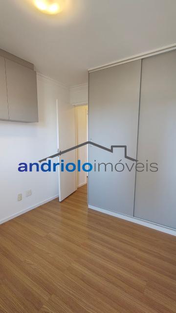  Apartamento residencial com 121m², localizado na Rua Carreiro de Pedra, nº 111, em condomínio completo e com excelente infraestrutura. O imóvel conta com 3 dormitórios, sendo 1 suíte, 3 banheiros, lavabo, 2 salas amplas, cozinha com armários, área de serviço. Possui armários embutidos, closet e um agradável terraço gourmet com churrasqueira.Ar condicionado na suite e sala.

O condomínio oferece lazer e segurança, com portaria, segurança patrimonial, piscina, academia, salão de festas, salão de jogos, sauna, playground e quadra poliesportiva. Conta ainda com gerador e 2 vagas de garagem cobertas rotativas.

Localização privilegiada, próxima a comércios, escolas, transporte público e principais vias de acesso, proporcionando praticidade e qualidade de vida.