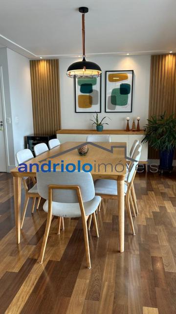Apartamento à venda com 121m², localizado na Rua Carreiro de Pedra, nº 111, em condomínio fechado com excelente infraestrutura e segurança.

O imóvel conta com 3 dormitórios, sendo 1 suíte, 4 banheiros, lavabo, 2 salas amplas, cozinha com armários, área de serviço, escritório e ar-condicionado. Possui armários embutidos, varanda, sacada e um excelente terraço gourmet com churrasqueira, ideal para receber amigos e família.

O condomínio oferece lazer completo, com portaria 24h, segurança patrimonial, piscina, academia, salão de festas, salão de jogos, sauna, playground e quadra poliesportiva. Torre com 23 andares, sendo 4 unidades por andar. Conta ainda com 2 vagas de garagem cobertas.

Localização privilegiada, próxima a shoppings, escolas, transporte público e principais vias de acesso, proporcionando comodidade e fácil deslocamento.

Aceita financiamento e uso de FGTS.