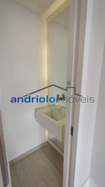 Apartamento residencial de alto padrão com 154m², localizado na Rua Carreiro de Pedra, nº 111. O imóvel conta com 3 suítes, 5 banheiros, 2 salas amplas, lavabo, cozinha planejada, área de serviço, escritório amplo e dependência com WC de empregada. Possui armários embutidos, closet, varanda e um agradável terraço gourmet com churrasqueira, ideal para receber.

O condomínio é completo e oferece infraestrutura de lazer e segurança, com portaria 24h, segurança patrimonial, piscina, academia, salão de festas, salão de jogos, sauna, playground e quadra poliesportiva. Conta ainda com elevador, gerador, interfone e garagem com 2 vagas cobertas.

Localização privilegiada, próxima a shoppings, escolas, transporte público e principais vias de acesso, facilitando o dia a dia. Região valorizada e com ampla oferta de comércios e serviços. 