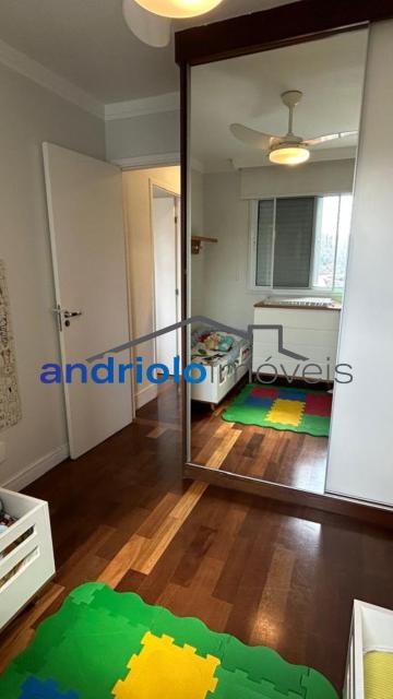 Apartamento à venda com 121m², localizado na Rua Carreiro de Pedra, nº 111, em condomínio fechado com excelente infraestrutura e segurança.

O imóvel conta com 3 dormitórios, sendo 1 suíte, 4 banheiros, lavabo, 2 salas amplas, cozinha com armários, área de serviço, escritório e ar-condicionado. Possui armários embutidos, varanda, sacada e um excelente terraço gourmet com churrasqueira, ideal para receber amigos e família.

O condomínio oferece lazer completo, com portaria 24h, segurança patrimonial, piscina, academia, salão de festas, salão de jogos, sauna, playground e quadra poliesportiva. Torre com 23 andares, sendo 4 unidades por andar. Conta ainda com 2 vagas de garagem cobertas.

Localização privilegiada, próxima a shoppings, escolas, transporte público e principais vias de acesso, proporcionando comodidade e fácil deslocamento.

Aceita financiamento e uso de FGTS.