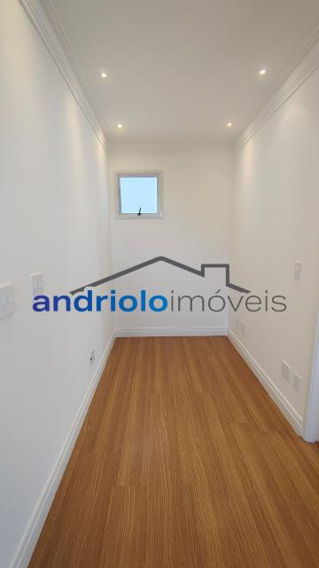  Apartamento residencial com 121m², localizado na Rua Carreiro de Pedra, nº 111, em condomínio completo e com excelente infraestrutura. O imóvel conta com 3 dormitórios, sendo 1 suíte, 3 banheiros, lavabo, 2 salas amplas, cozinha com armários, área de serviço. Possui armários embutidos, closet e um agradável terraço gourmet com churrasqueira.Ar condicionado na suite e sala.

O condomínio oferece lazer e segurança, com portaria, segurança patrimonial, piscina, academia, salão de festas, salão de jogos, sauna, playground e quadra poliesportiva. Conta ainda com gerador e 2 vagas de garagem cobertas rotativas.

Localização privilegiada, próxima a comércios, escolas, transporte público e principais vias de acesso, proporcionando praticidade e qualidade de vida.