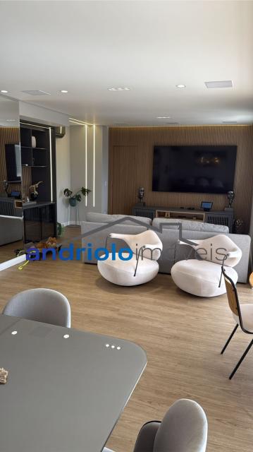 Excelente apartamento em condomínio fechado, com localização privilegiada, próximo a shopping centers, escolas e principais vias de acesso.

Destaques do imóvel:

2 dormitórios, sendo 2 suítes

3 banheiros

2 salas (estar e jantar)

Lavabo

Cozinha planejada com armários

Área de serviço

Varanda e terraço gourmet com churrasqueira

Closet e armários embutidos

Ar-condicionado

2 vagas cobertas de garagem (rotativas)

Sacada ampla e arejada

Lazer e infraestrutura do condomínio:

Piscina, sauna e salão de festas

Churrasqueira e espaço gourmet

Quadra poliesportiva, sala de ginástica e salão de jogos

Portaria 24h e segurança patrimonial

Elevador, gerador, interfone

Ambiente familiar e seguro

Condomínio com 23 andares e apenas 4 apartamentos por andar, garantindo privacidade e conforto.

Agende sua visita e venha conhecer seu novo lar!