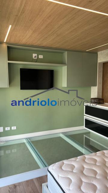 APARTAMENTO duplex de 50m², Perto de Shopping Center, Perto de escolas, Perto de transporte público, Perto de vias de acesso, Portaria 24h, apartamento mobiliado com sacada integrada a cozinha, armário de cozinha, armário embutido, 1 dormitório, 1 banheiro, sala, 1 vaga de garagem, ar condicionado, porta com senha eletrônica + fechadura tetra, geladeira com freezer, micro-ondas, forninho elétrico, cooktop 2 bocas, Filtro, tv de 65 polegadas novinha, Mesa em madeira com 4 cadeiras em madeira maciça, sofá cama novo sem uso, cortinas black out, tv de 42 polegadas no quarto, cama e colchão novos, ducha Deca, box em vidro. Area do condomínio: piscina, academia com aparelhos Life fitness, lavanderia coletiva, sauna, solariim e sala de yoga. Há serviço de arrumação todos os dias: louça lavada/ cama feita/ feita lixo/ varre o apto.( já está incluso no condomínio).