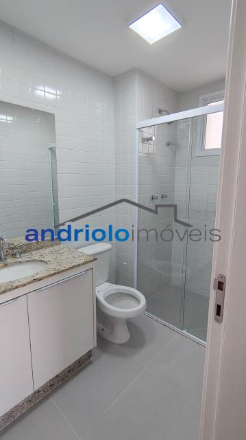 Este amplo apartamento residencial de 110m² oferece uma planta bem distribuída e ambientes aconchegantes, ideal para quem busca morar em um condomínio completo.
3 dormitórios, sendo 1 suíte
2 salas amplas (estar e jantar)
Varanda gourmet com churrasqueira a carvão
Cozinha com armários planejados
Área de serviço
Dependência de empregada com WC
Lavabo
Armários embutidos
4 banheiros no total
2 vagas de garagem cobertas + depósito no subsolo

Estrutura do condomínio:

Condomínio fechado com portaria 24h e segurança patrimonial
Piscina
Academia (sala de ginástica)
Quadra poliesportiva
Pista de cooper
Salão de festas
Salão de jogos
Sauna
Localização privilegiada:

Próximo a escolas e comercios