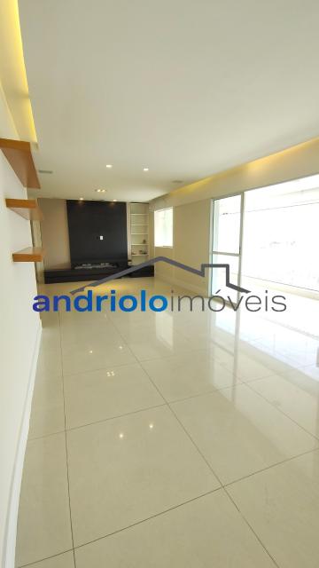 Apartamento residencial de alto padrão com 154m², localizado na Rua Carreiro de Pedra, nº 111. O imóvel conta com 3 suítes, 5 banheiros, 2 salas amplas, lavabo, cozinha planejada, área de serviço, escritório amplo e dependência com WC de empregada. Possui armários embutidos, closet, varanda e um agradável terraço gourmet com churrasqueira, ideal para receber.

O condomínio é completo e oferece infraestrutura de lazer e segurança, com portaria 24h, segurança patrimonial, piscina, academia, salão de festas, salão de jogos, sauna, playground e quadra poliesportiva. Conta ainda com elevador, gerador, interfone e garagem com 2 vagas cobertas.

Localização privilegiada, próxima a shoppings, escolas, transporte público e principais vias de acesso, facilitando o dia a dia. Região valorizada e com ampla oferta de comércios e serviços. 