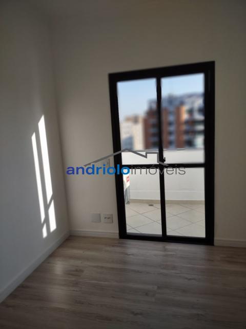 Esta cobertura duplex é a escolha ideal para quem busca um lar espaçoso, iluminado e arejado. Totalmente reformada e com uma vista deslumbrante, oferece conforto e praticidade em uma localização privilegiada. Características do Imóvel: Cobertura duplex, bem iluminada e arejada, 4 dormitórios, sendo 2 suítes, Varanda fechada com vidro para aproveitar todos os momentos, Piscina privativa para lazer e relaxamento, Área de serviço, Depósito para maior praticidade
Área Comum do Condomínio: Salão de festas, Churrasqueira, Jardim bem cuidado, Piscina, Sala de ginástica equipada
Localizado em rua segura, sem saída e com cancela, Próxima aos Shoppings Jardim Sul e Morumbi Town, Perto da Escola Porto Seguro e Parque Burle Marx, Fácil acesso às avenidas Giovanni Gronchi e pontes Laguna e Itapaiúna, Esta cobertura oferece o melhor em termos de conforto, segurança e localização. Agende sua visita e veja de perto o seu futuro lar!