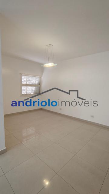 Excelente casa residencial terrea com 109 m² de área construída, ideal para quem busca conforto, praticidade e ambientes bem distribuídos.
O imóvel conta com 2 suítes, além de lavabo, 2 salas amplas, sendo uma de estar e outra de jantar, e uma aconchegante lareira, perfeita para os dias mais frios.
A cozinha possui armários planejados, e os dormitórios contam com armários embutidos, oferecendo excelente aproveitamento dos espaços. A casa dispõe ainda de área de serviço, entrada de serviço independente, edícula e um agradável quintal com churrasqueira e fogão e forno a lenha, ideal para reunir familiares e amigos.
Comporta 2 vagas de garagem cobertas.
Localização privilegiada, com fácil acesso às principais vias da região e próximo ao transporte público.
