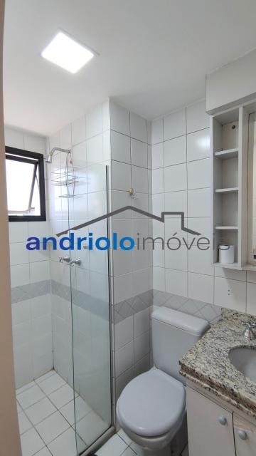Excelente apartamento com 92,73 m² de área privativa e 53,41 m² de área comum, projetado para oferecer conforto, praticidade e qualidade de vida.

O imóvel conta com:

2 suítes;
2 salas amplas e bem iluminadas;
Varanda;
Sol da manhã em todo o apartamento;
1 vaga de garagem;
1 depósito privativo.

O condomínio oferece uma infraestrutura completa, com:

Piscina;
Salão de festas;
Academia.

Localizado em uma região privilegiada, o apartamento está próximo a comércios, restaurantes, supermercados e diversos serviços, proporcionando praticidade para o dia a dia e excelente mobilidade.

Uma ótima oportunidade para quem busca conforto, segurança e uma localização estratégica. Agende sua visita e venha conhecer este excelente imóvel!