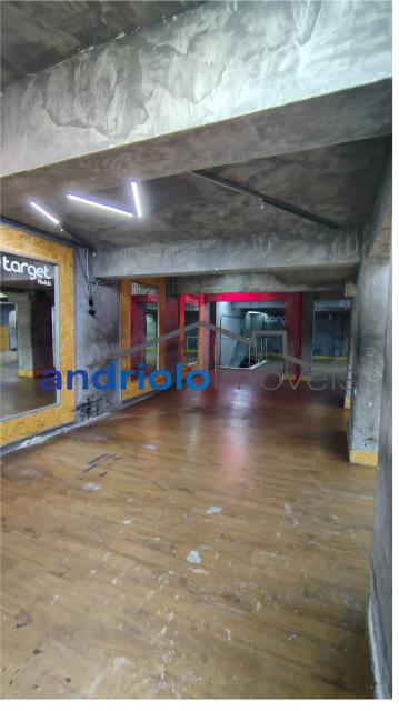 Ampla loja com 98m²  proxima a rua Santa Ifigenia e a Rua Casper Libero, com 4 Banheiros, mezzanino.
Excelente local para comercio, com movimento.
Temos plantonista no local as terças, quintas e sabados.
Venha conhecer.
