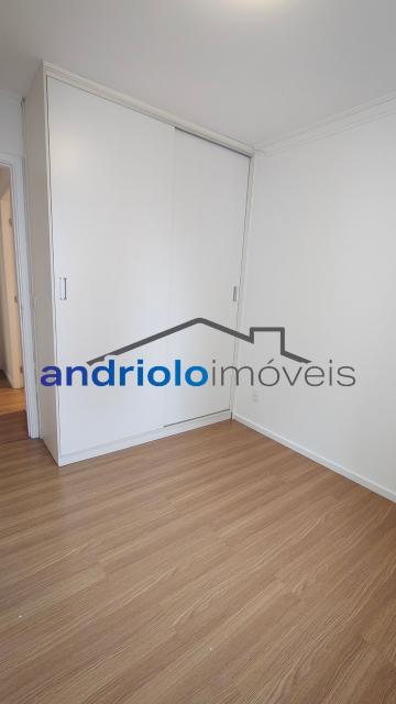 Apartamento residencial com 121m², localizado na Rua Carreiro de Pedra, nº 111, em condomínio completo e com excelente infraestrutura. O imóvel conta com 3 dormitórios, sendo 1 suíte, 3 banheiros, lavabo, 2 salas amplas, cozinha com armários, área de serviço. Possui armários embutidos, closet e um agradável terraço gourmet com churrasqueira.Ar condicionado na suite e sala.

O condomínio oferece lazer e segurança, com portaria, segurança patrimonial, piscina, academia, salão de festas, salão de jogos, sauna, playground e quadra poliesportiva. Conta ainda com gerador e 2 vagas de garagem cobertas rotativas.

Localização privilegiada, próxima a comércios, escolas, transporte público e principais vias de acesso, proporcionando praticidade e qualidade de vida.