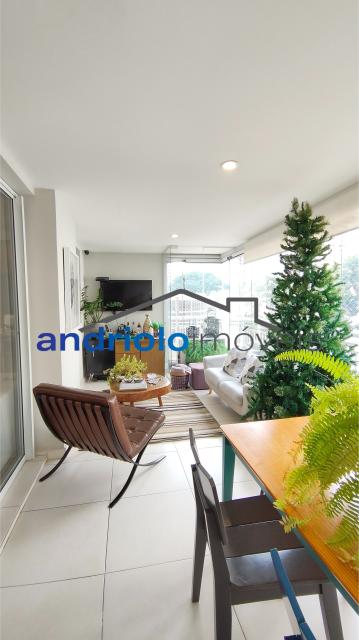 APARTAMENTO RESIDENCIAL 138m²  
Se você procura conforto e praticidade, este apartamento é a escolha ideal! Com 3 suítes, o imóvel é repleto de armários planejados, acabamentos de otima qualidade. Localizado em um condomínio clube, próximo à estação de metro Alto da Boa Vista, com fácil acesso às principais avenidas da região. Características do Imóvel: 3 suítes, area de serviço com armários planejados, Cozinha equipada com armários planejados e geladeira, Dormitórios com armários embutidos, Terraço Gourmet com churrasqueira, Depósito no subsolo, Sala de jantar e estar aconchegantes, Ar condicionado para maior conforto, Lavabo, 2 vagas de garagem cobertas Área Comum do Condomínio: Duas piscinas sendo uma aquecida, Playground para as crianças, Quadra poliesportiva, Sala de ginástica, Segurança patrimonial 24h, Salão de festas e salão de jogos, Sauna.