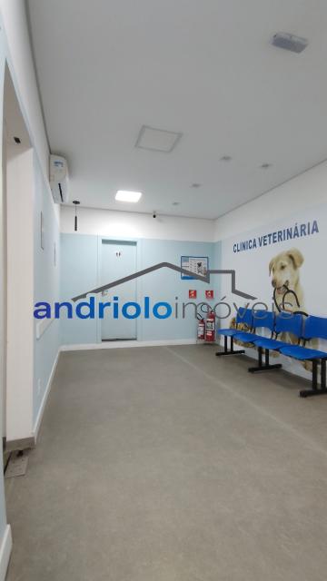 Excelente imóvel comercial, ideal para escritórios, clínicas, consultórios, empresas, escolas, cursos ou outros segmentos que necessitem de vários ambientes e ótima estrutura.
PISO TÉRREO:
Ampla recepção;
3 salas;
Banheiros;
2 copas;
1 sala ampla;
Quintal;
Entrada lateral;
Entrada de serviço independente.
ANDAR SUPERIOR:
3 salas com pias, ideais para consultórios, salas de atendimento ou atividades que necessitem de ponto de água;
Banheiro feminino;
Banheiro masculino;
Mais 7 salas, proporcionando diversas possibilidades de utilização.

DIFERENCIAIS:
3 vagas de garagem;
estrutura de Ar-condicionado;
Copa e cozinha;
Escritório;
Interfone;
Entrada lateral;
Entrada de serviço independente;
Quintal;
Próximo a transporte público.
Um imóvel com excelente estrutura e grande versatilidade, pronto para atender diferentes tipos de atividades comerciais.

Entre em contato para mais informações e agende uma visita!