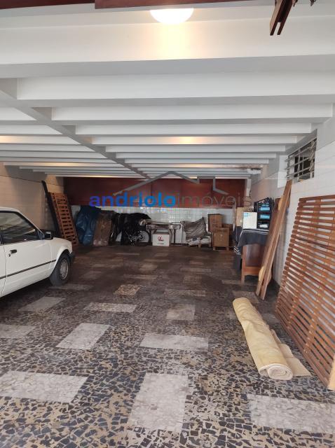Localizada na Rua Vicente Leporace, esta ampla residência de 578m² oferece conforto e espaço ao ar livre repleto de verde. O imóvel conta com 5 dormitórios, sendo 2 suítes, além de 2 banheiros adicionais. Possui 3 salas espaçosas, uma sala de jantar e um escritório. A casa inclui uma área de serviço, armários embutidos e de cozinha, closet, despensa e uma entrada de serviço independente. Há também um dormitório de empregada e uma edícula.

No exterior, você encontrará um belo jardim e 4 vagas de garagem cobertas. O imóvel é equipado com ar condicionado e lavabo. Aceita financiamento e FGTS. Para mais informações e agendamento de visita, entre em contato conosco!