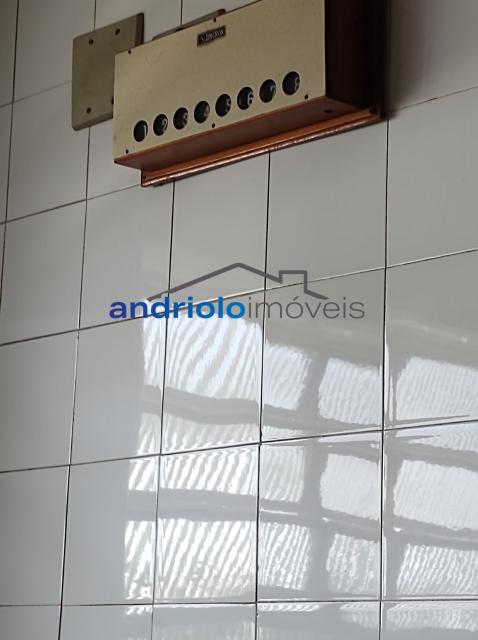 Localizada na Rua Vicente Leporace, esta ampla residência de 578m² oferece conforto e espaço ao ar livre repleto de verde. O imóvel conta com 5 dormitórios, sendo 2 suítes, além de 2 banheiros adicionais. Possui 3 salas espaçosas, uma sala de jantar e um escritório. A casa inclui uma área de serviço, armários embutidos e de cozinha, closet, despensa e uma entrada de serviço independente. Há também um dormitório de empregada e uma edícula.

No exterior, você encontrará um belo jardim e 4 vagas de garagem cobertas. O imóvel é equipado com ar condicionado e lavabo. Aceita financiamento e FGTS. Para mais informações e agendamento de visita, entre em contato conosco!