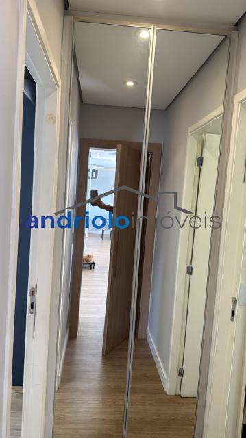 Excelente apartamento em condomínio fechado, com localização privilegiada, próximo a shopping centers, escolas e principais vias de acesso.

Destaques do imóvel:

2 dormitórios, sendo 2 suítes

3 banheiros

2 salas (estar e jantar)

Lavabo

Cozinha planejada com armários

Área de serviço

Varanda e terraço gourmet com churrasqueira

Closet e armários embutidos

Ar-condicionado

2 vagas cobertas de garagem (rotativas)

Sacada ampla e arejada

Lazer e infraestrutura do condomínio:

Piscina, sauna e salão de festas

Churrasqueira e espaço gourmet

Quadra poliesportiva, sala de ginástica e salão de jogos

Portaria 24h e segurança patrimonial

Elevador, gerador, interfone

Ambiente familiar e seguro

Condomínio com 23 andares e apenas 4 apartamentos por andar, garantindo privacidade e conforto.

Agende sua visita e venha conhecer seu novo lar!