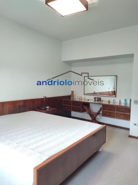 Localizada na Rua Vicente Leporace, esta ampla residência de 578m² oferece conforto e espaço ao ar livre repleto de verde. O imóvel conta com 5 dormitórios, sendo 2 suítes, além de 2 banheiros adicionais. Possui 3 salas espaçosas, uma sala de jantar e um escritório. A casa inclui uma área de serviço, armários embutidos e de cozinha, closet, despensa e uma entrada de serviço independente. Há também um dormitório de empregada e uma edícula.

No exterior, você encontrará um belo jardim e 4 vagas de garagem cobertas. O imóvel é equipado com ar condicionado e lavabo. Aceita financiamento e FGTS. Para mais informações e agendamento de visita, entre em contato conosco!