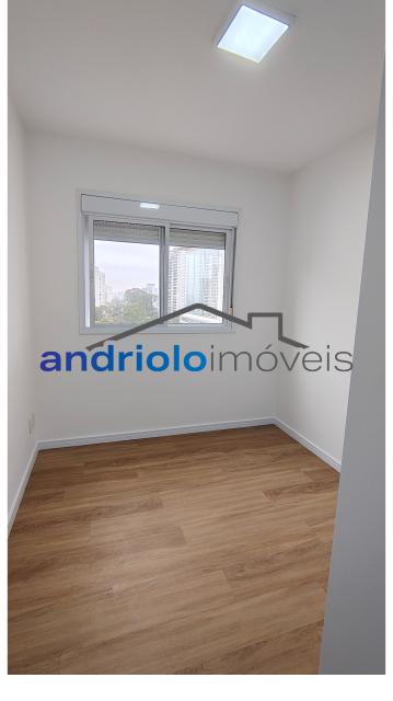 Este amplo apartamento residencial de 110m² oferece uma planta bem distribuída e ambientes aconchegantes, ideal para quem busca morar em um condomínio completo.
3 dormitórios, sendo 1 suíte
2 salas amplas (estar e jantar)
Varanda gourmet com churrasqueira a carvão
Cozinha com armários planejados
Área de serviço
Dependência de empregada com WC
Lavabo
Armários embutidos
4 banheiros no total
2 vagas de garagem cobertas + depósito no subsolo

Estrutura do condomínio:

Condomínio fechado com portaria 24h e segurança patrimonial
Piscina
Academia (sala de ginástica)
Quadra poliesportiva
Pista de cooper
Salão de festas
Salão de jogos
Sauna
Localização privilegiada:

Próximo a escolas e comercios