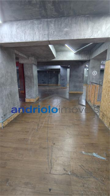 Ampla loja com 98m²  proxima a rua Santa Ifigenia e a Rua Casper Libero, com 4 Banheiros, mezzanino.
Excelente local para comercio, com movimento.
Temos plantonista no local as terças, quintas e sabados.
Venha conhecer.