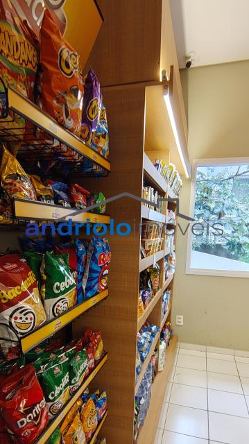 Este amplo apartamento residencial de 110m² oferece uma planta bem distribuída e ambientes aconchegantes, ideal para quem busca morar em um condomínio completo.
3 dormitórios, sendo 1 suíte
2 salas amplas (estar e jantar)
Varanda gourmet com churrasqueira a carvão
Cozinha com armários planejados
Área de serviço
Dependência de empregada com WC
Lavabo
Armários embutidos
4 banheiros no total
2 vagas de garagem cobertas + depósito no subsolo

Estrutura do condomínio:

Condomínio fechado com portaria 24h e segurança patrimonial
Piscina
Academia (sala de ginástica)
Quadra poliesportiva
Pista de cooper
Salão de festas
Salão de jogos
Sauna
Localização privilegiada:

Próximo a escolas e comercios