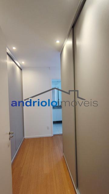  Apartamento residencial com 121m², localizado na Rua Carreiro de Pedra, nº 111, em condomínio completo e com excelente infraestrutura. O imóvel conta com 3 dormitórios, sendo 1 suíte, 3 banheiros, lavabo, 2 salas amplas, cozinha com armários, área de serviço. Possui armários embutidos, closet e um agradável terraço gourmet com churrasqueira.Ar condicionado na suite e sala.

O condomínio oferece lazer e segurança, com portaria, segurança patrimonial, piscina, academia, salão de festas, salão de jogos, sauna, playground e quadra poliesportiva. Conta ainda com gerador e 2 vagas de garagem cobertas rotativas.

Localização privilegiada, próxima a comércios, escolas, transporte público e principais vias de acesso, proporcionando praticidade e qualidade de vida.