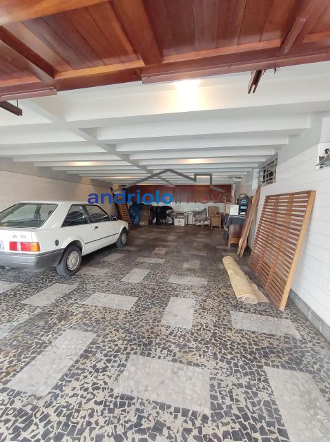Localizada na Rua Vicente Leporace, esta ampla residência de 578m² oferece conforto e espaço ao ar livre repleto de verde. O imóvel conta com 5 dormitórios, sendo 2 suítes, além de 2 banheiros adicionais. Possui 3 salas espaçosas, uma sala de jantar e um escritório. A casa inclui uma área de serviço, armários embutidos e de cozinha, closet, despensa e uma entrada de serviço independente. Há também um dormitório de empregada e uma edícula.

No exterior, você encontrará um belo jardim e 4 vagas de garagem cobertas. O imóvel é equipado com ar condicionado e lavabo. Aceita financiamento e FGTS. Para mais informações e agendamento de visita, entre em contato conosco!