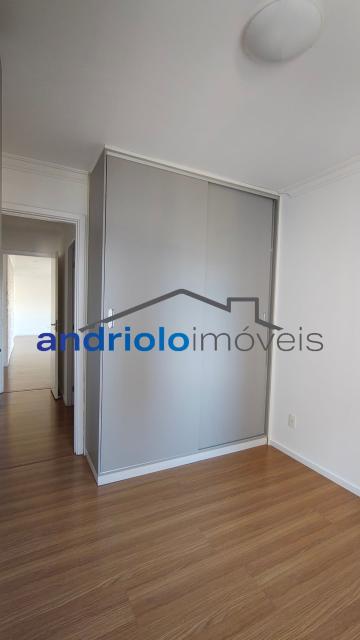  Apartamento residencial com 121m², localizado na Rua Carreiro de Pedra, nº 111, em condomínio completo e com excelente infraestrutura. O imóvel conta com 3 dormitórios, sendo 1 suíte, 3 banheiros, lavabo, 2 salas amplas, cozinha com armários, área de serviço. Possui armários embutidos, closet e um agradável terraço gourmet com churrasqueira.Ar condicionado na suite e sala.

O condomínio oferece lazer e segurança, com portaria, segurança patrimonial, piscina, academia, salão de festas, salão de jogos, sauna, playground e quadra poliesportiva. Conta ainda com gerador e 2 vagas de garagem cobertas rotativas.

Localização privilegiada, próxima a comércios, escolas, transporte público e principais vias de acesso, proporcionando praticidade e qualidade de vida.