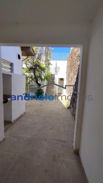 Excelente casa residencial terrea com 109 m² de área construída, ideal para quem busca conforto, praticidade e ambientes bem distribuídos.
O imóvel conta com 2 suítes, além de lavabo, 2 salas amplas, sendo uma de estar e outra de jantar, e uma aconchegante lareira, perfeita para os dias mais frios.
A cozinha possui armários planejados, e os dormitórios contam com armários embutidos, oferecendo excelente aproveitamento dos espaços. A casa dispõe ainda de área de serviço, entrada de serviço independente, edícula e um agradável quintal com churrasqueira e fogão e forno a lenha, ideal para reunir familiares e amigos.
Comporta 2 vagas de garagem cobertas.
Localização privilegiada, com fácil acesso às principais vias da região e próximo ao transporte público.
