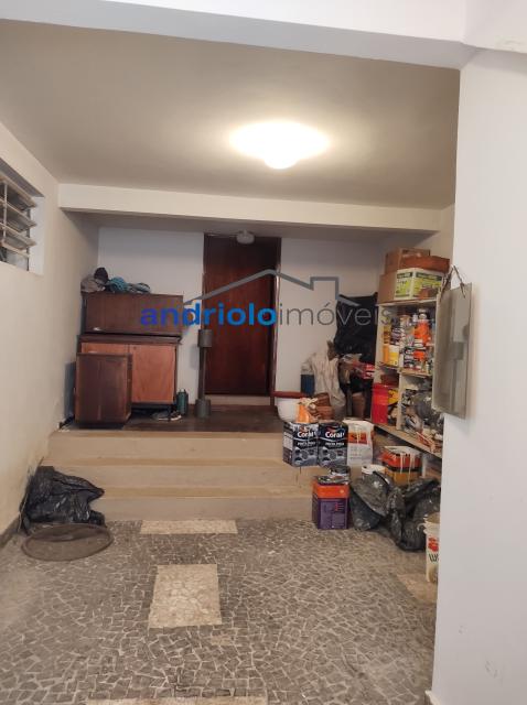 Localizada na Rua Vicente Leporace, esta ampla residência de 578m² oferece conforto e espaço ao ar livre repleto de verde. O imóvel conta com 5 dormitórios, sendo 2 suítes, além de 2 banheiros adicionais. Possui 3 salas espaçosas, uma sala de jantar e um escritório. A casa inclui uma área de serviço, armários embutidos e de cozinha, closet, despensa e uma entrada de serviço independente. Há também um dormitório de empregada e uma edícula.

No exterior, você encontrará um belo jardim e 4 vagas de garagem cobertas. O imóvel é equipado com ar condicionado e lavabo. Aceita financiamento e FGTS. Para mais informações e agendamento de visita, entre em contato conosco!